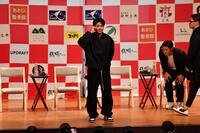 　ファンから要望のあったポーズをする久保修