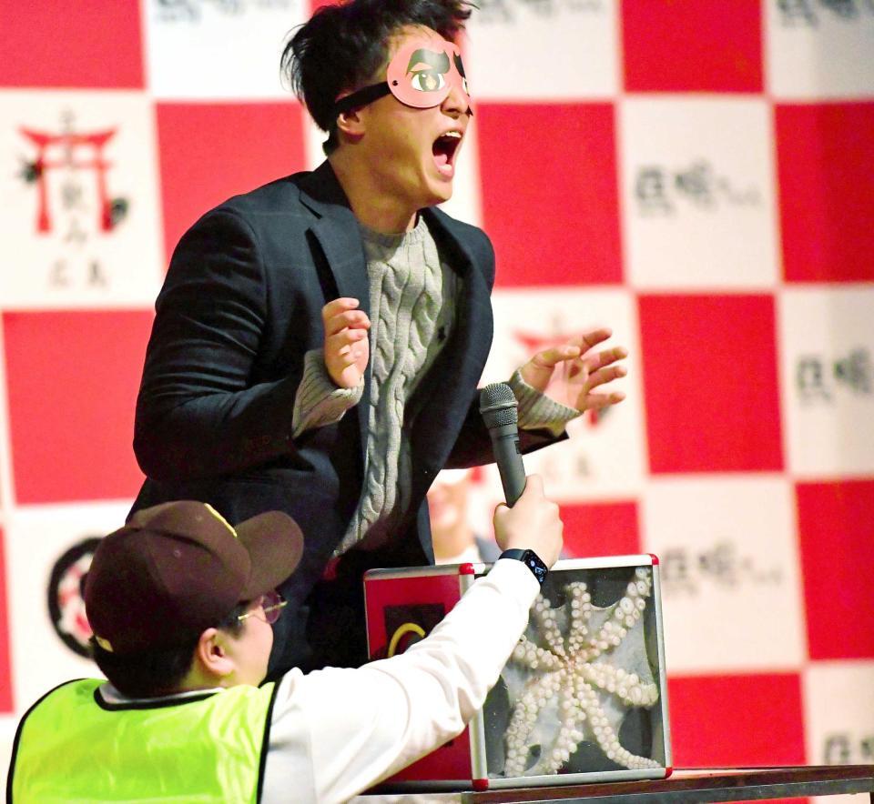 　箱の中にいるタコに触れて絶叫する佐々木（撮影・畠山賢大）