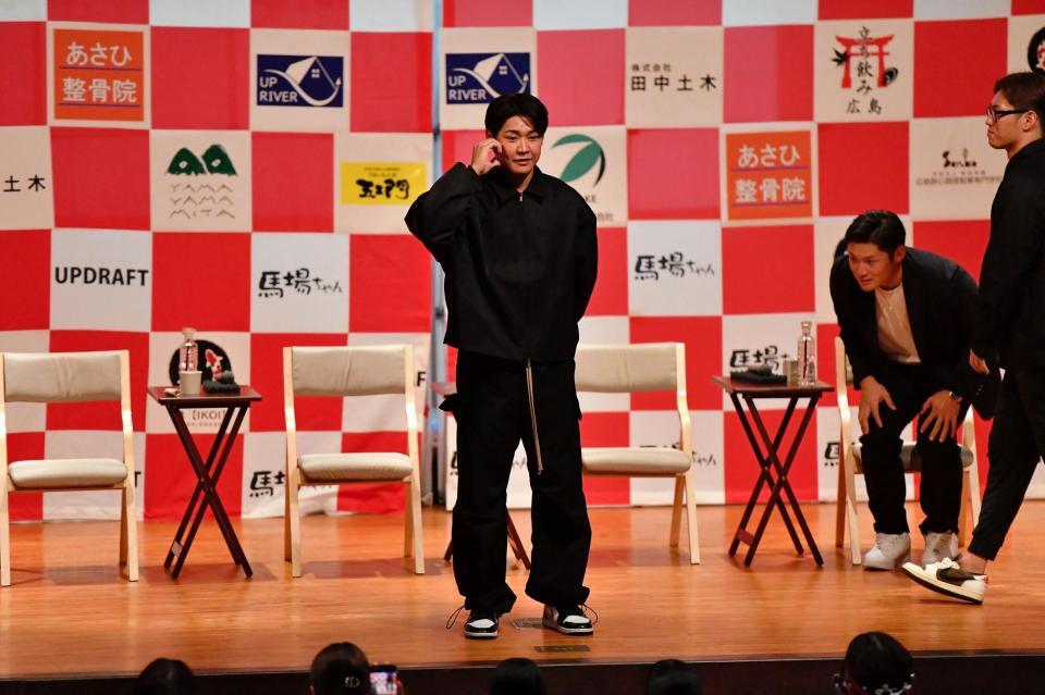 　ファンから要望のあったポーズをする久保修