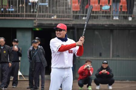 　打撃の実演を行う松山