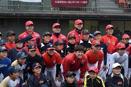 　集合写真に納まる上本氏（二列目中央）、（奥左から）大盛、松山、遠藤