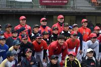 　集合写真に納まる上本氏（二列目中央）、（奥左から）大盛、松山、遠藤