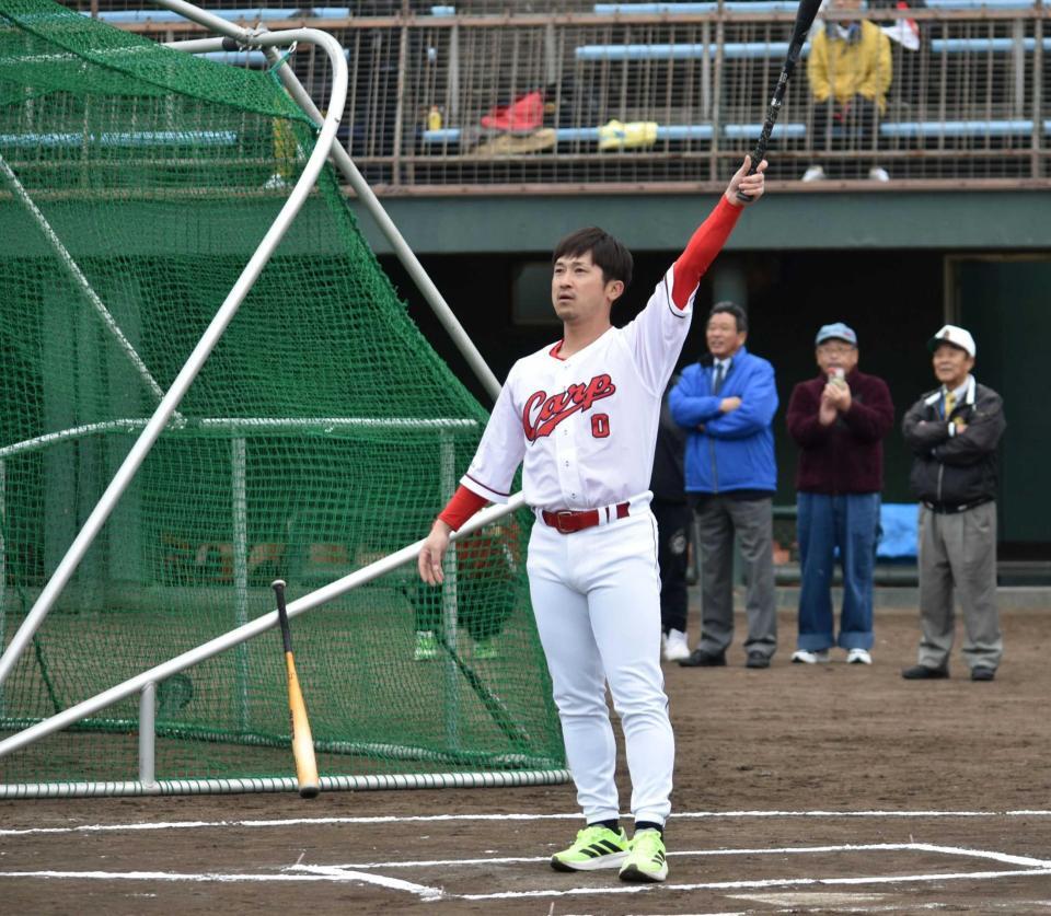 　打撃の実演で本塁打を放つ上本氏