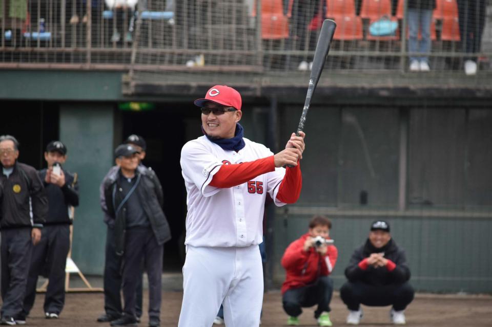 　打撃の実演を行う松山