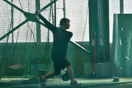 　打撃練習を行う佐藤啓