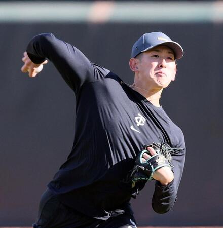 　キャッチボールをする遠藤（撮影・市尻達拡）