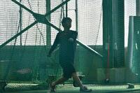 　打撃練習を行う佐藤啓