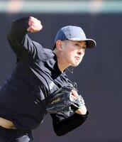 　キャッチボールをする遠藤（撮影・市尻達拡）