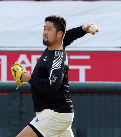 　キャッチボールをする中崎（撮影・市尻達拡）