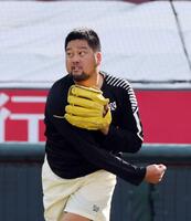 　キャッチボールをする中崎（撮影・市尻達拡）