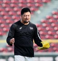 　キャッチボール相手の河野に、力まないことの重要性を、実演して説く中崎（撮影・市尻達拡）