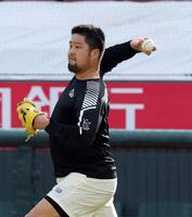 　キャッチボールをする中崎（撮影・市尻達拡）