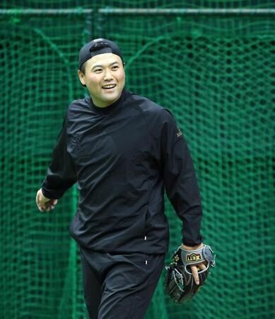 　キャッチボールで、笑顔を見せる末包（撮影・市尻達拡）