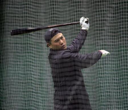 　打撃練習をする末包（撮影・市尻達拡）