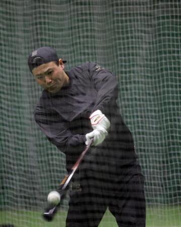 　打撃練習する末包（撮影・市尻達拡）