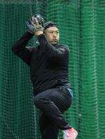 　ネットスローをする末包（撮影・市尻達拡）