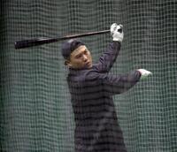 　打撃練習をする末包（撮影・市尻達拡）