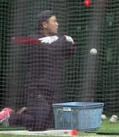 　膝をついてティー打撃をする末包（撮影・市尻達拡）