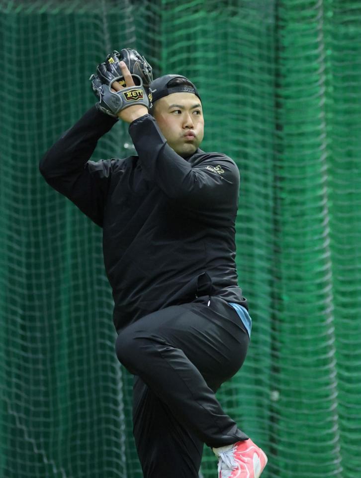 　ネットスローをする末包（撮影・市尻達拡）