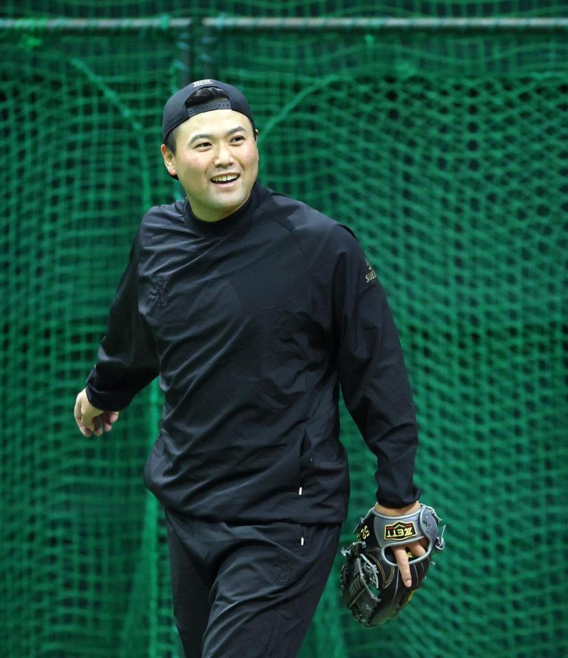 　キャッチボールで、笑顔を見せる末包（撮影・市尻達拡）