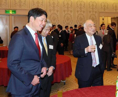 　新入団会見時にテーブルを共にする松田オーナー（右）と新井監督（左）