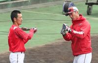 　秋季キャンプで、福地１軍打撃チーフコーチ（右）からアドバイスを受ける矢野