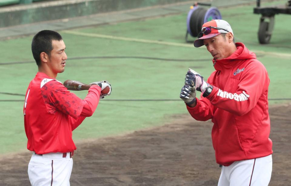 　秋季キャンプで、福地１軍打撃チーフコーチ（右）からアドバイスを受ける矢野