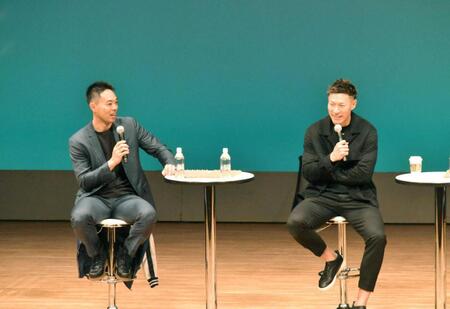 　軽快なトークを披露する秋山。右は柳田（撮影・高橋涼太朗）