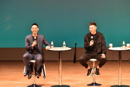 　トークショーで笑みを浮かべる秋山（左）と柳田