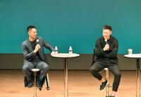 　軽快なトークを披露する秋山。右は柳田（撮影・高橋涼太朗）