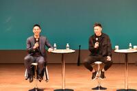 　トークショーで笑みを浮かべる秋山（左）と柳田