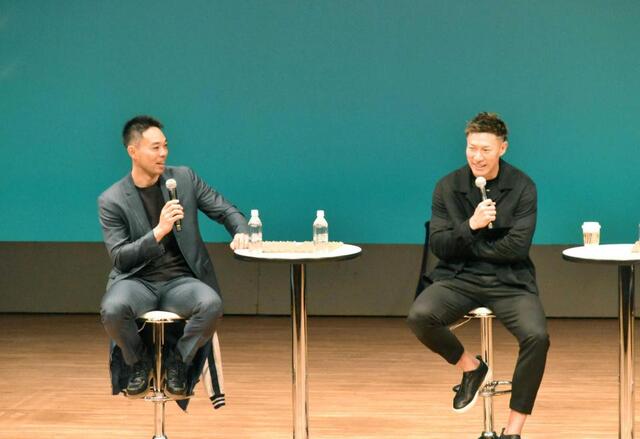 　軽快なトークを披露する秋山。右は柳田（撮影・高橋涼太朗）