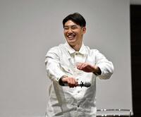 　トークショーに臨み、笑顔を見せる中村奨（撮影・畠山賢大）