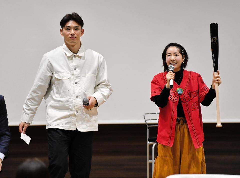 　中村奨（左）とタレントのうえむらちか（右）＝撮影・畠山賢大