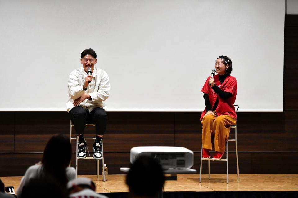 　笑顔の中村奨（左）とタレントのうえむらちか（右）＝撮影・畠山賢大