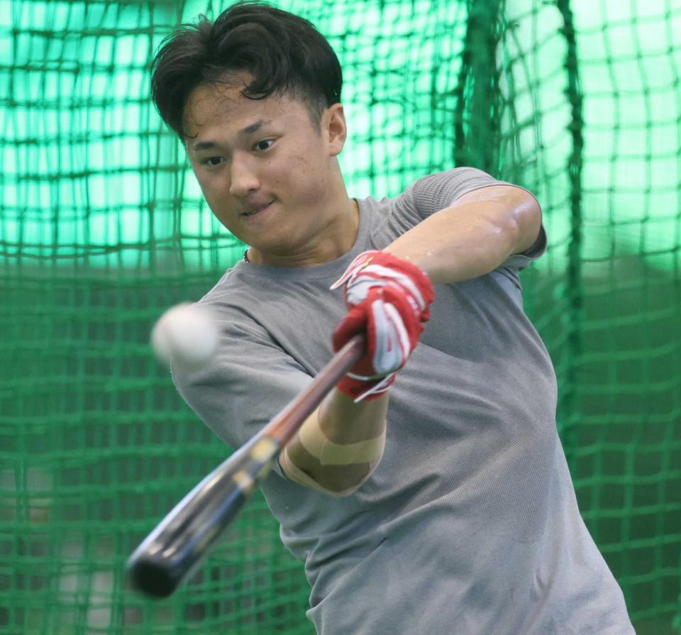 　岡本モデルのバットを試用することを明かした佐々木