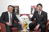 　笑顔で野球談義をする金本氏（左）と新井監督（撮影・坂部計介）