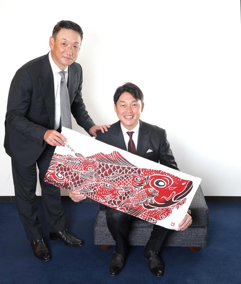 　鯉柄の手拭いを手に笑顔を見せる金本氏（左）と新井監督