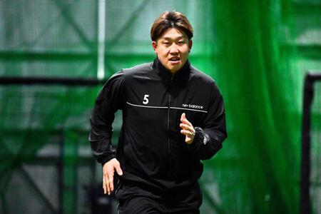 　ダッシュする小園（撮影・畠山賢大）