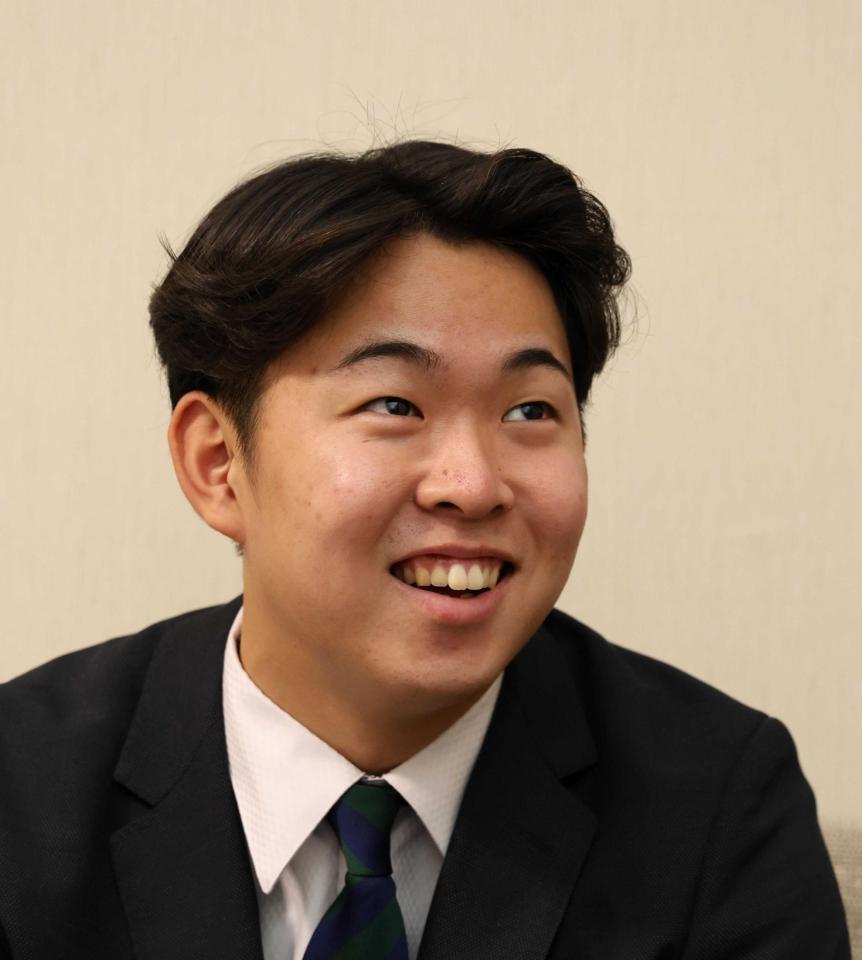 　インタビューに応じる平川