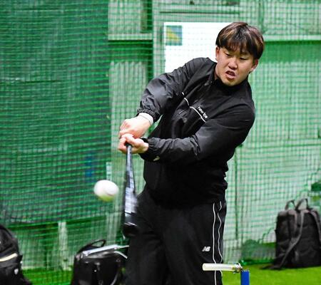 　打撃練習を行う小園（撮影・畠山賢大）