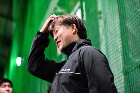 　報道陣からの質問に笑みを浮かべる小園（撮影・畠山賢大）