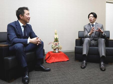 　新春対談をする大瀬良（右）とデイリースポーツ評論家・横山氏
