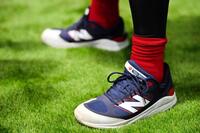 　小園が着用する侍カラーのシューズ