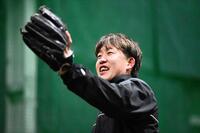 　笑顔でキャッチボールを行う小園（撮影・畠山賢大）