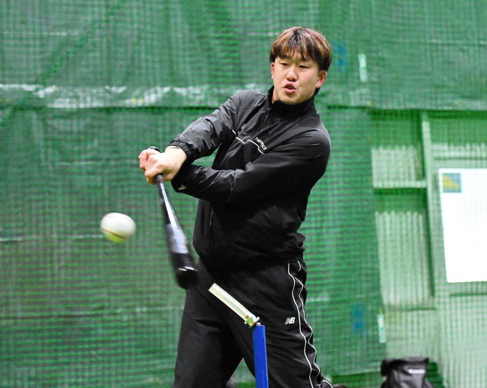 　打撃練習を行う小園（撮影・畠山賢大）