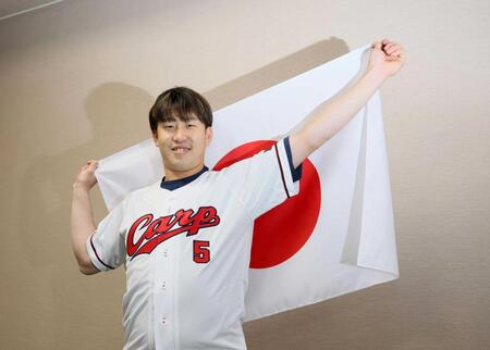 　日の丸を背に、活躍を誓う小園