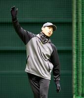 　ウオーミングアップする栗林（撮影・北村雅宏）