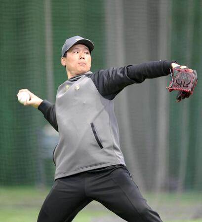 　入念にキャッチボールする栗林