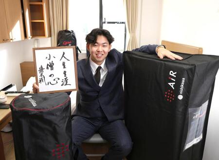 　マットレスと色紙を手に笑顔を見せる平川（撮影・北村雅宏）